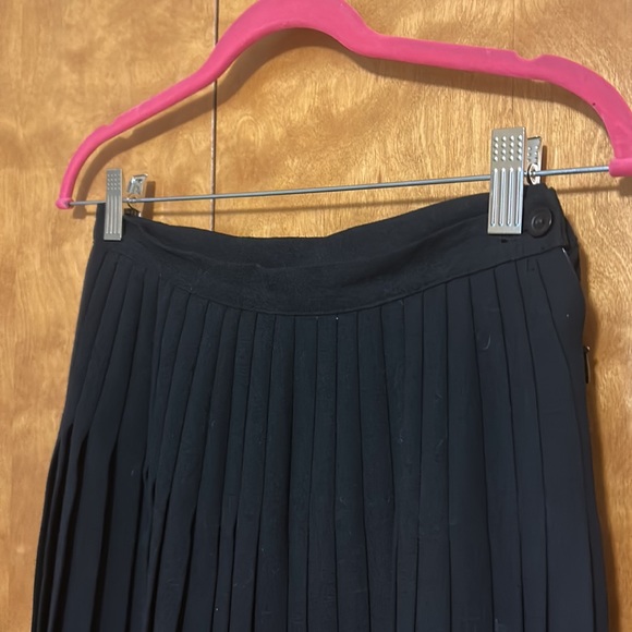 Long pleated Black Skirt - Picture 2 of 9